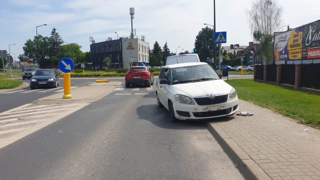 Skoda przejechała przez środek ronda, staranowała znaki. Kierowca nie wiedział, co się dzieje (zdjęcia)