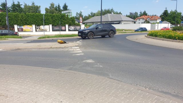 Skoda przejechała przez środek ronda, staranowała znaki. Kierowca nie wiedział, co się dzieje (zdjęcia)