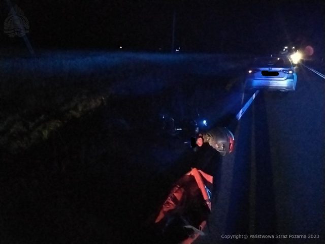 Nie żyje mężczyzna kierujący skuterem. Trwają poszukiwania kierowcy, który uciekł (zdjęcia)