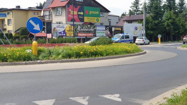 Skoda przejechała przez środek ronda, staranowała znaki. Kierowca nie wiedział, co się dzieje (zdjęcia)