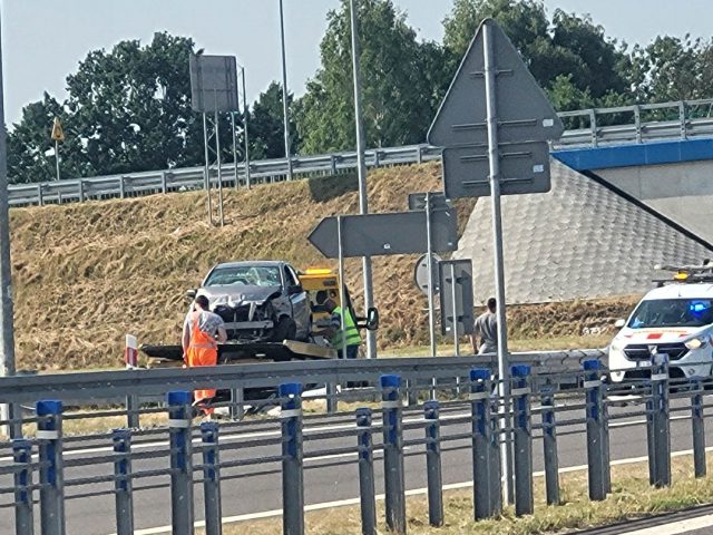 Toyota uderzyła w bariery na ekspresówce. Na miejscu pracują policjanci (zdjęcia)