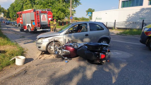 Postanowił zawrócić, nie zauważył nadjeżdżającego motocyklisty. Jedna osoba ranna w wypadku (zdjęcia)