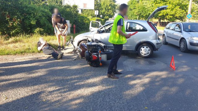 Postanowił zawrócić, nie zauważył nadjeżdżającego motocyklisty. Jedna osoba ranna w wypadku (zdjęcia)