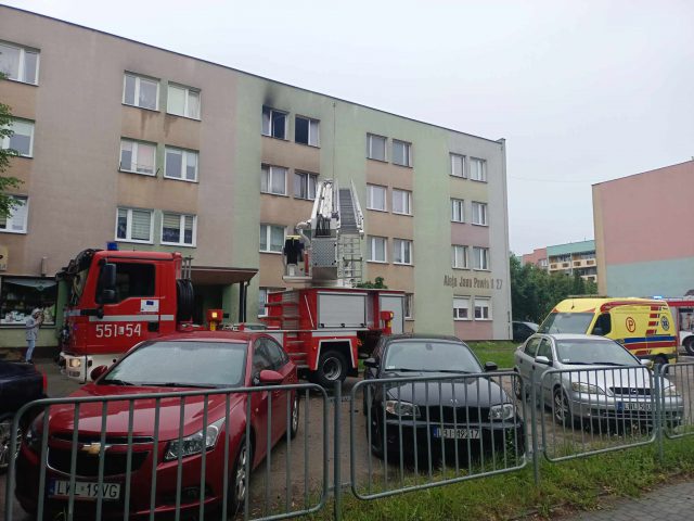 Pożar mieszkania w bloku. Na miejscu pracują służby ratunkowe, jedna osoba jest poszkodowana (zdjęcia, wideo)