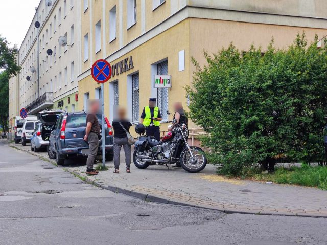Wypadek motocyklisty na osiedlowej uliczce. Mężczyzna trafił do szpitala (zdjęcia)