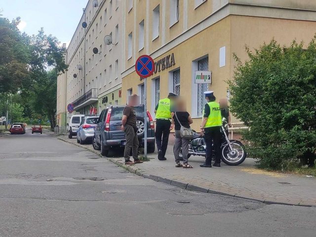 Wypadek motocyklisty na osiedlowej uliczce. Mężczyzna trafił do szpitala (zdjęcia)