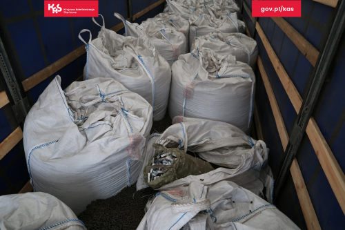 Prześwietlili ciężarówki, znaleźli ponad 20,3 tys. paczek papierosów (zdjęcia)