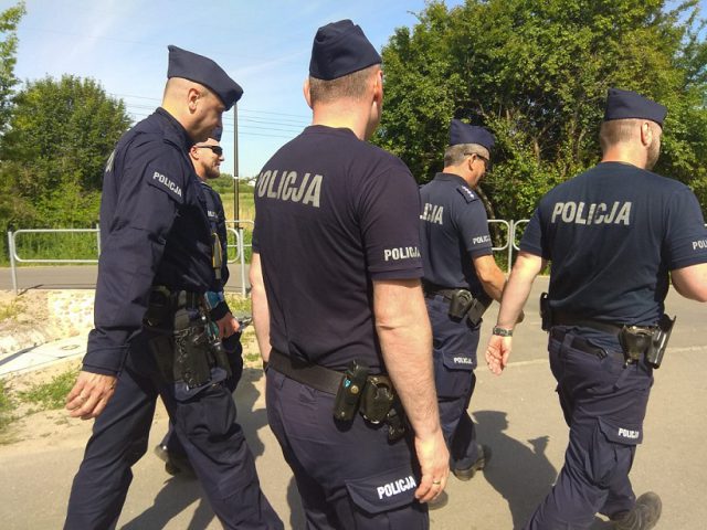 W trakcie poszukiwań zaginionej mieszkanki Białej Podlaskiej, policjanci natrafili na zwłoki kobiety (zdjęcia)