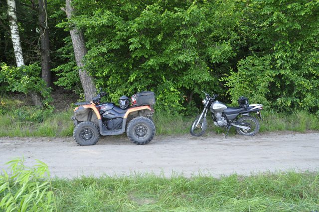 Czołowe zderzenie quada z motocyklem. Jedna osoba w szpitalu (zdjęcia)