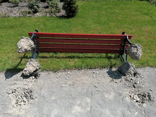 Powyrywali ławki w parku. Policjanci ustalili sprawców (zdjęcia)