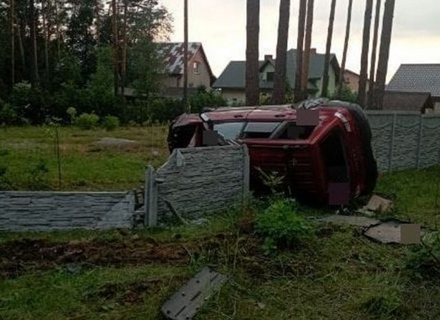 Subaru koziołkowało i uderzyło w betonowe ogrodzenie. Jedna osoba nie żyje, dwie są w szpitalu (zdjęcia)