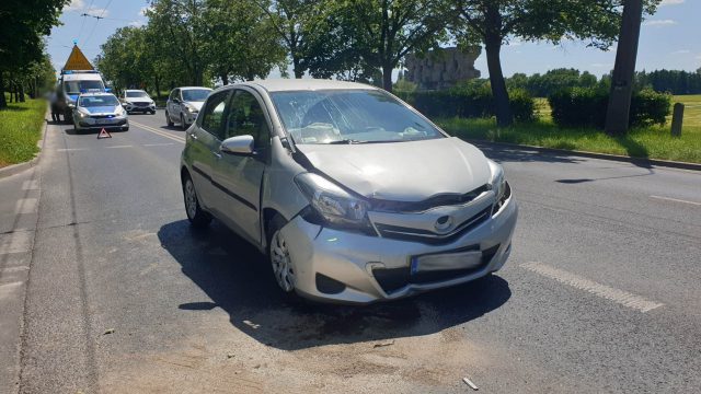 Wjechał toyotą na czerwonym na skrzyżowanie, zderzył się z audi. Starsze małżeństwo w szpitalu (zdjęcia)