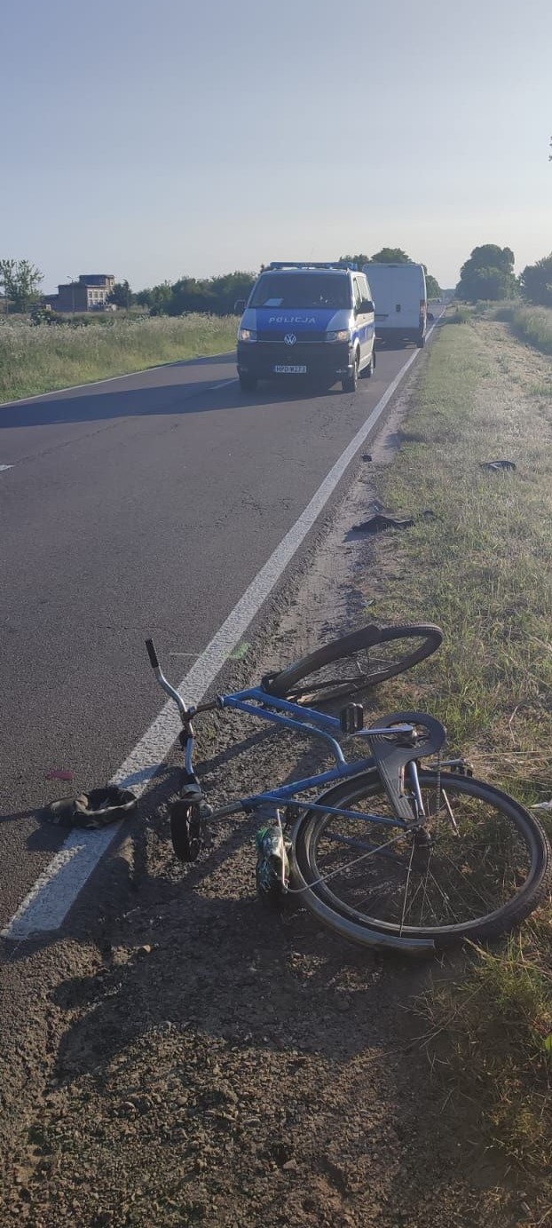 Rowerzysta potrącony przez pojazd dostawczy trafił do szpitala (zdjęcia)