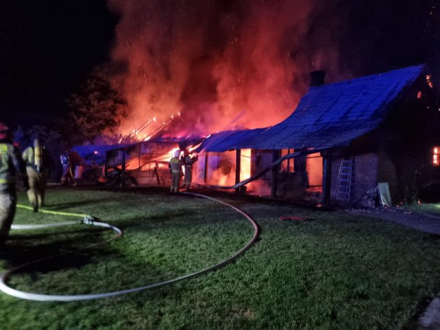 Nocny pożar budynków gospodarczych, spłonęły samochody. Pięć zastępów straży pożarnej w akcji (zdjęcia)