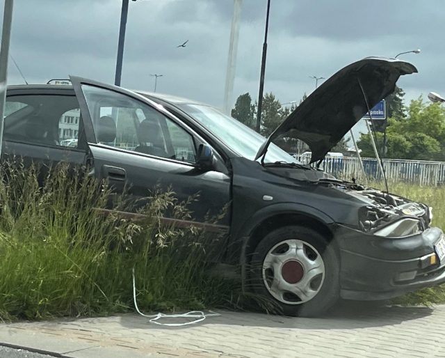 Poranne zderzenie dwóch pojazdów na rondzie przy Makro. Jedna osoba w szpitalu (zdjęcia)