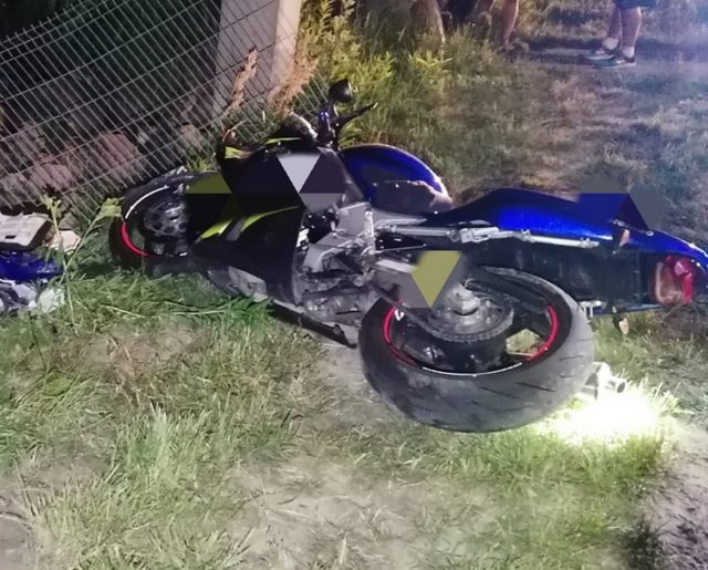 Jechał bez kasku, motocyklem uderzył w ogrodzenie. W ciężkim stanie trafił do szpitala