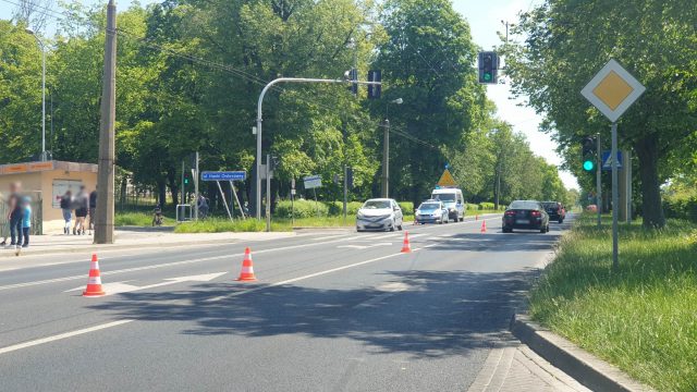 Wjechał toyotą na czerwonym na skrzyżowanie, zderzył się z audi. Starsze małżeństwo w szpitalu (zdjęcia)