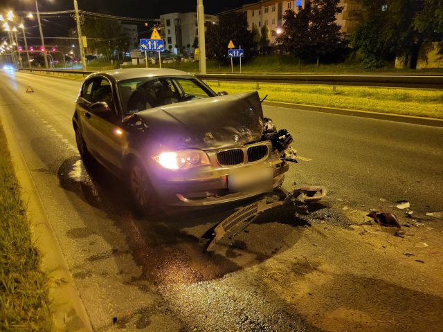 Kierowca BMW wjechał w maszynę do zamiatania ulic. Nie zdążył zmienić pasa ruchu (zdjęcia)