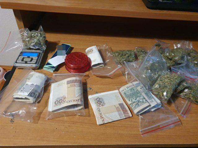 Sporo narkotyków i pieniędzy w lubelskim mieszkaniu. Dwie osoby zatrzymane (zdjęcia)
