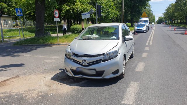 Wjechał toyotą na czerwonym na skrzyżowanie, zderzył się z audi. Starsze małżeństwo w szpitalu (zdjęcia)