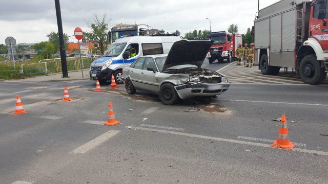 Poranne zderzenie dwóch pojazdów na rondzie przy Makro. Jedna osoba w szpitalu (zdjęcia)