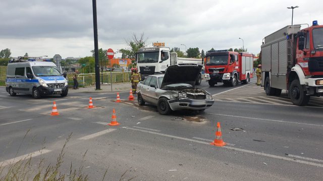 Poranne zderzenie dwóch pojazdów na rondzie przy Makro. Jedna osoba w szpitalu (zdjęcia)