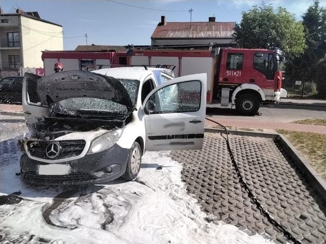 Mercedes stanął w ogniu. Dwa zastępy straży pożarnej w akcji (zdjęcia)