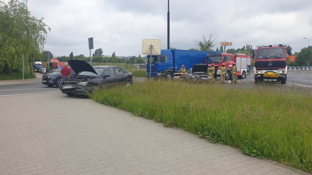 Poranne zderzenie dwóch pojazdów na rondzie przy Makro. Jedna osoba w szpitalu (zdjęcia)