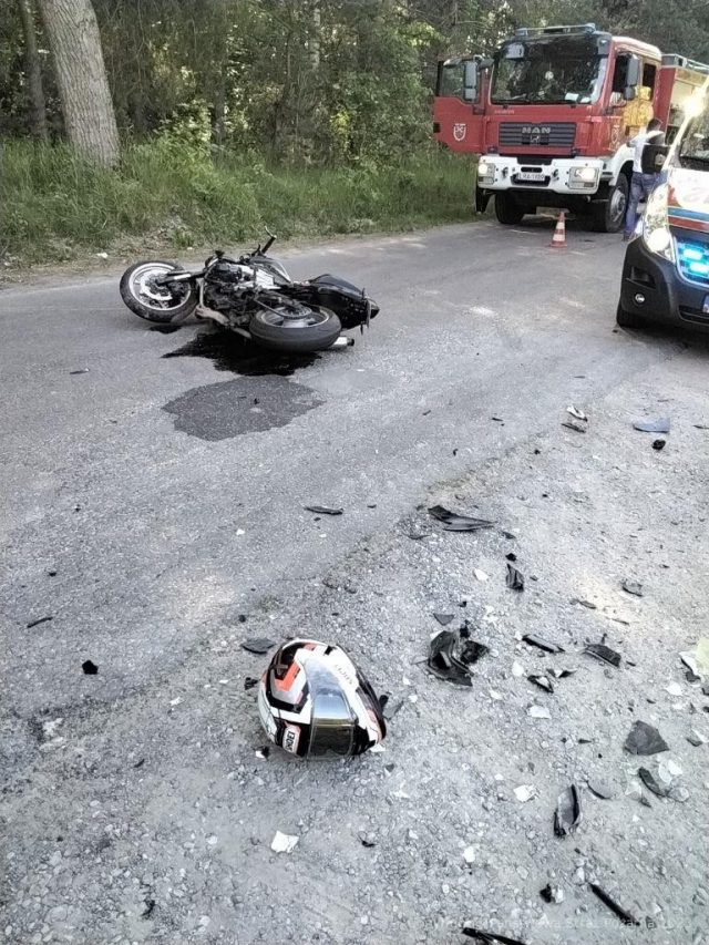 Poszkodowany w wypadku motocyklista został zabrany do szpitala przez śmigłowiec LPR (zdjęcia)