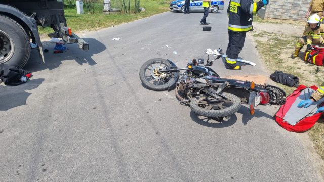 Zderzenie motocykla z ciężarówką. Kierujący jednośladem doznał poważnych obrażeń ciała (zdjęcia)