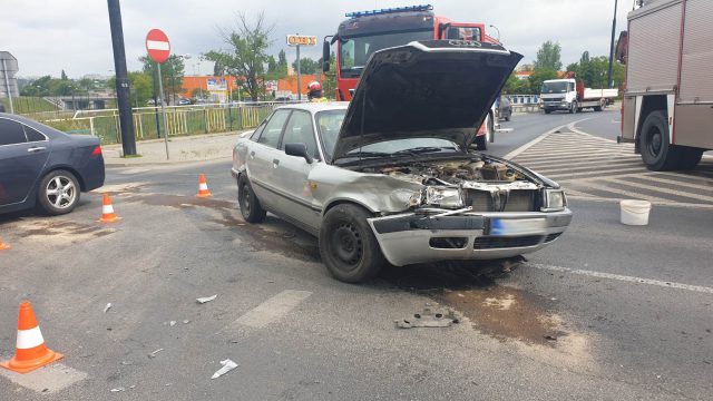 Poranne zderzenie dwóch pojazdów na rondzie przy Makro. Jedna osoba w szpitalu (zdjęcia)