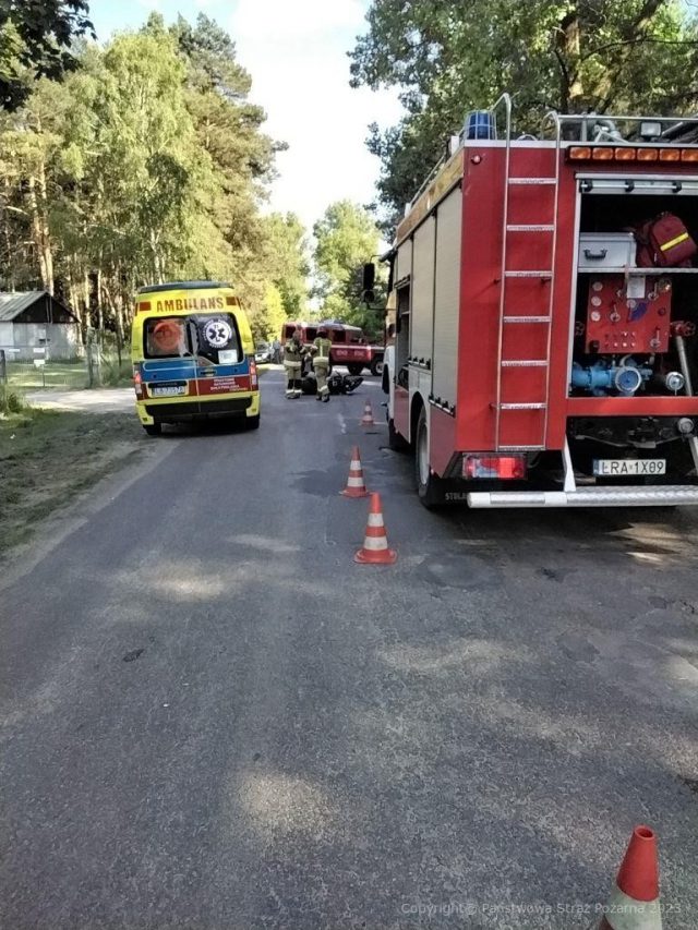 Poszkodowany w wypadku motocyklista został zabrany do szpitala przez śmigłowiec LPR (zdjęcia)