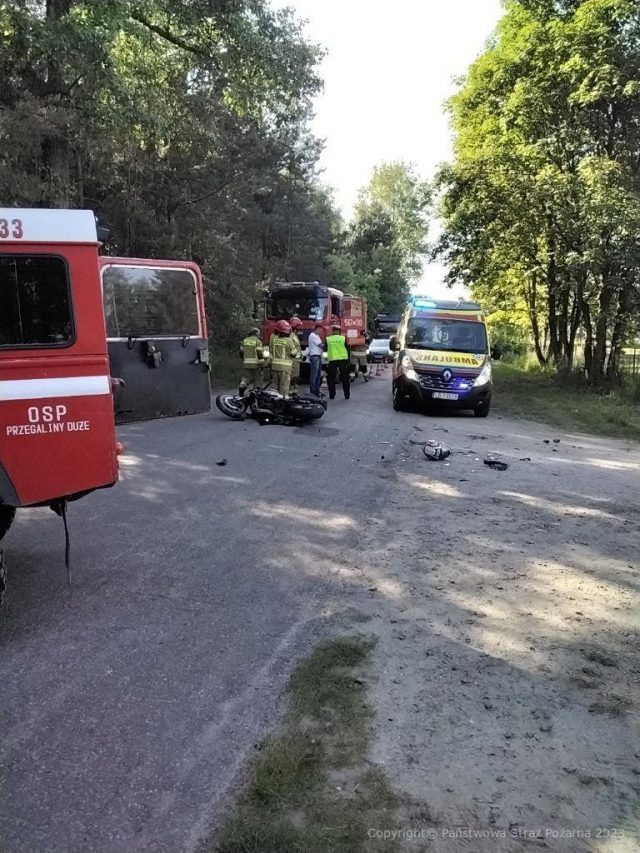 Poszkodowany w wypadku motocyklista został zabrany do szpitala przez śmigłowiec LPR (zdjęcia)