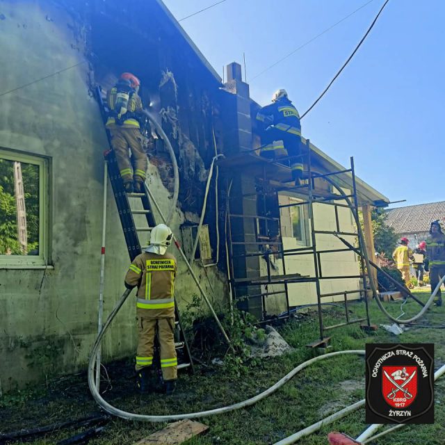 Sześć zastępów straży pożarnej walczyło z ogniem. Budynek mieszkalny częściowo spłonął (zdjęcia)