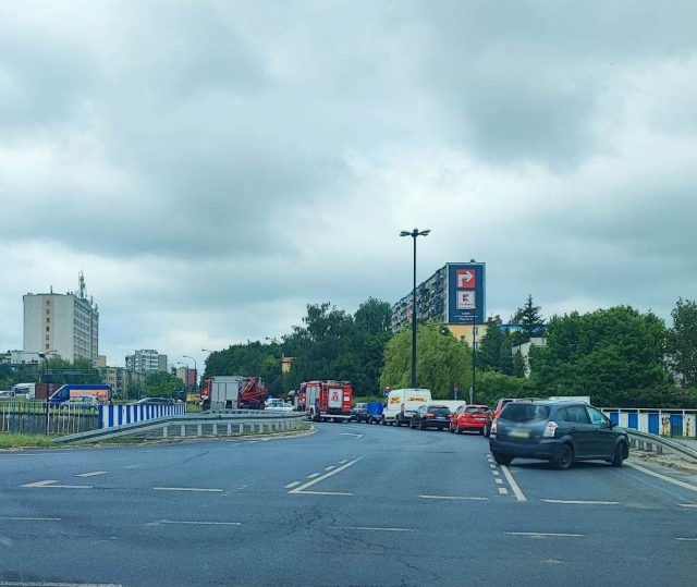 Poranne zderzenie dwóch pojazdów na rondzie przy Makro. Jedna osoba w szpitalu (zdjęcia)