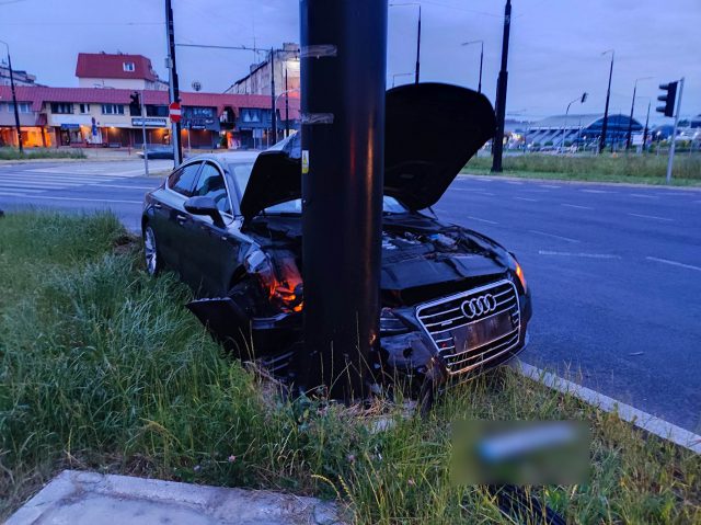 Audi uderzyło w słup trakcji trolejbusowej, kierujący porzucił auto i uciekł (zdjęcia)