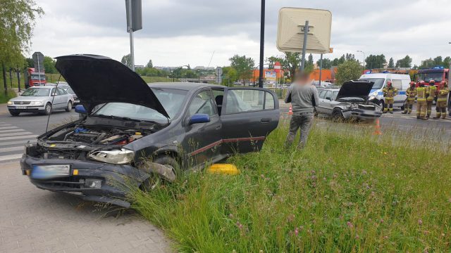 Poranne zderzenie dwóch pojazdów na rondzie przy Makro. Jedna osoba w szpitalu (zdjęcia)