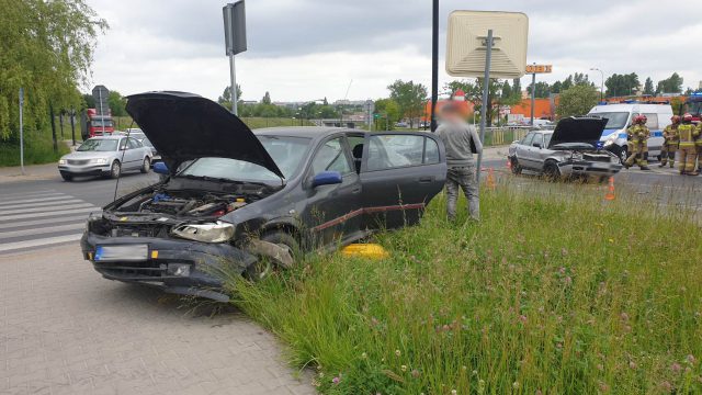 Poranne zderzenie dwóch pojazdów na rondzie przy Makro. Jedna osoba w szpitalu (zdjęcia)