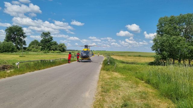 Zderzenie motocykla z ciężarówką. Kierujący jednośladem doznał poważnych obrażeń ciała (zdjęcia)