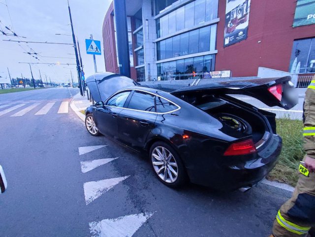 Audi uderzyło w słup trakcji trolejbusowej, kierujący porzucił auto i uciekł (zdjęcia)