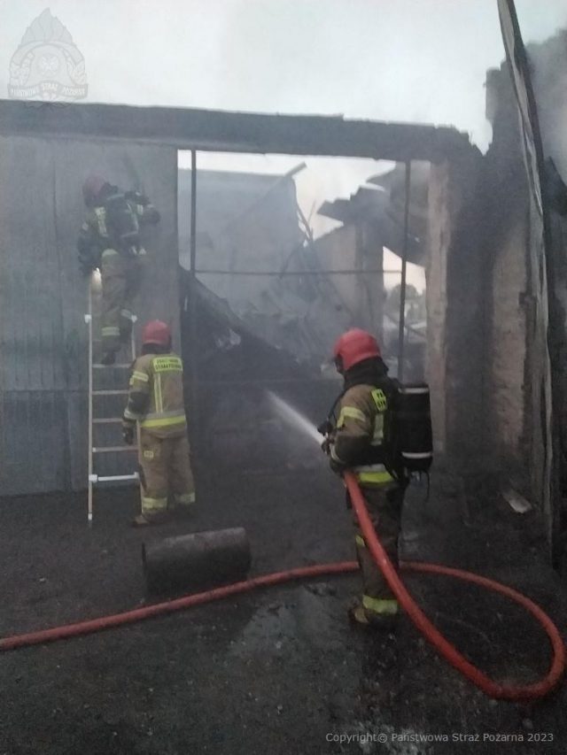 14 zastępów straży pożarnej walczyło z ogniem w gospodarstwie rolnym (zdjęcia)