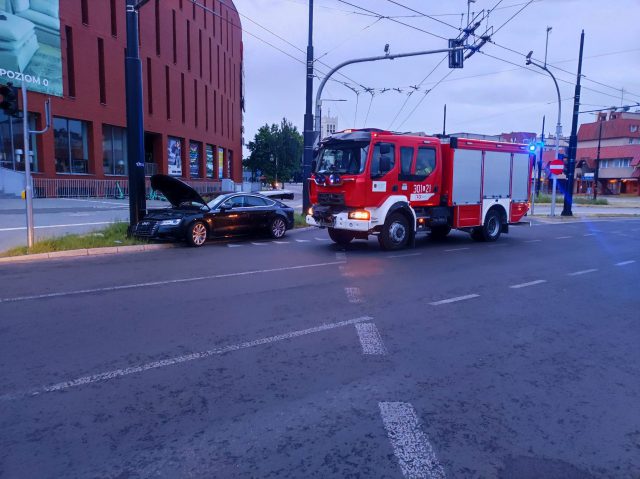 Audi uderzyło w słup trakcji trolejbusowej, kierujący porzucił auto i uciekł (zdjęcia)