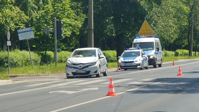 Wjechał toyotą na czerwonym na skrzyżowanie, zderzył się z audi. Starsze małżeństwo w szpitalu (zdjęcia)