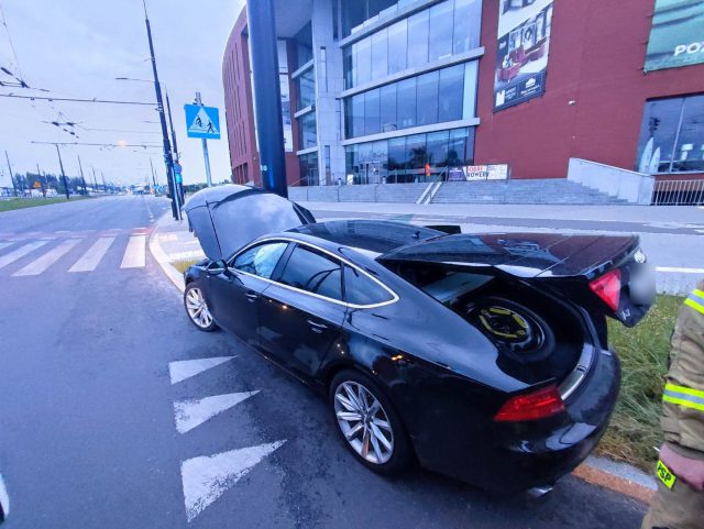 Audi uderzyło w słup trakcji trolejbusowej, kierujący porzucił auto i uciekł (zdjęcia)