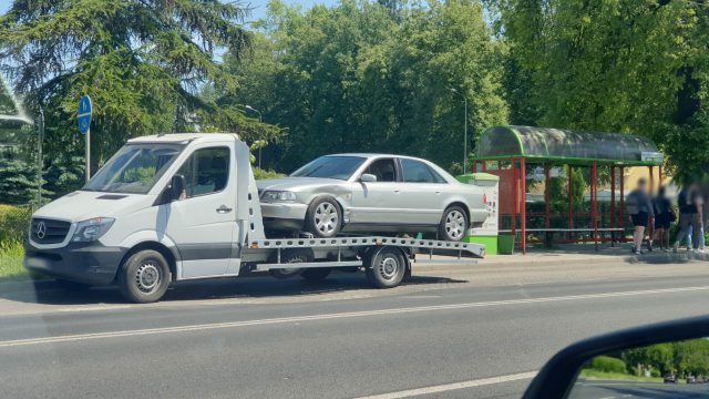 Wjechał toyotą na czerwonym na skrzyżowanie, zderzył się z audi. Starsze małżeństwo w szpitalu (zdjęcia)