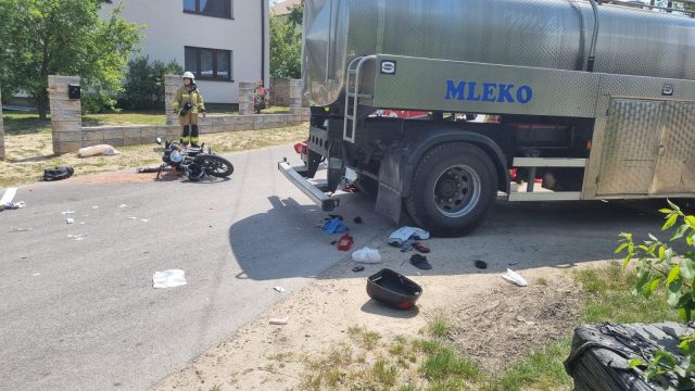 Zderzenie motocykla z ciężarówką. Kierujący jednośladem doznał poważnych obrażeń ciała (zdjęcia)