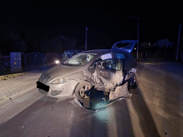 Dwie osoby trafiły do szpitala po zderzeniu mazdy i seata (zdjęcia)