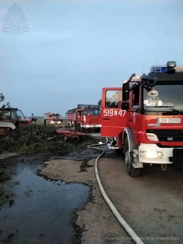 14 zastępów straży pożarnej walczyło z ogniem w gospodarstwie rolnym (zdjęcia)