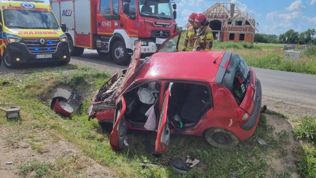 Renault zjechał z drogi i uderzył w przepust. Jedna osoba poszkodowana (zdjęcia)