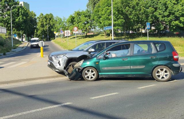 Zderzenie hondy z toyotą na ul. Jana Pawła II. Są spore utrudnienia z przejazdem (zdjęcia)